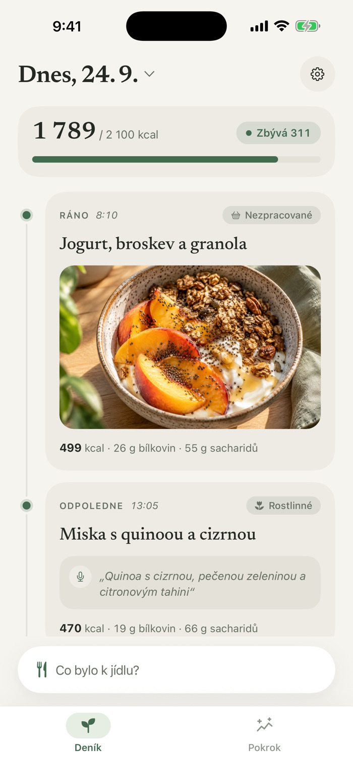 Dnešní deník v Meali: zapsáno 1 789 z 2 100 kcal, fotka snídaně s jogurtem, broskví a granolou a namluvená poznámka k misce s quinoou a cizrnou.