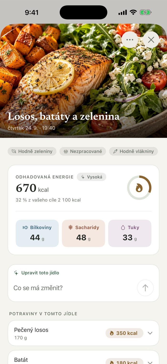 Fotka lososa s batáty a zeleninou nad odhadem 670 kcal se 44 g bílkovin, 48 g sacharidů a 33 g tuků a s polem Upravit toto jídlo.