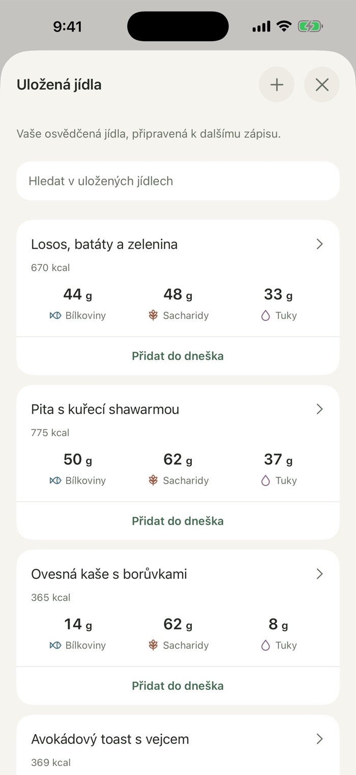 Obrazovka Uložená jídla se seznamem oblíbených jídel, jako je losos s batáty, pita s kuřecí shawarmou nebo ovesná kaše s borůvkami, každé s kaloriemi, makroživinami a tlačítkem Přidat do dneška.