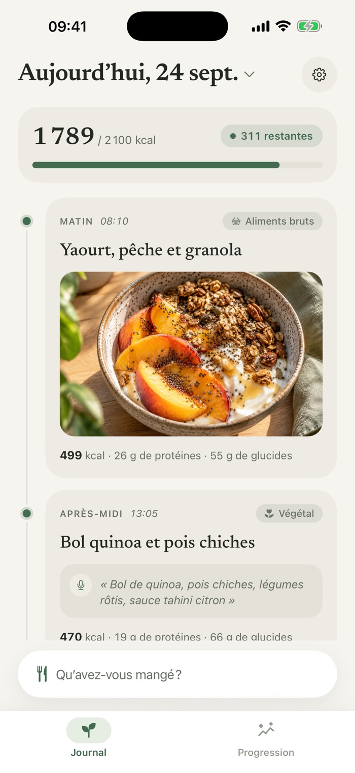 Le journal du jour dans Meali affiche 1 789 kcal notées sur 2 100, la photo d’un repas « Yaourt, pêche et granola » et une note vocale « Bol quinoa et pois chiches ».