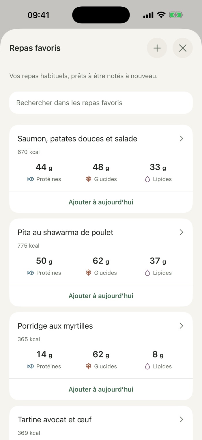 L’écran Repas favoris liste saumon, patates douces et salade, pita au shawarma de poulet et porridge aux myrtilles, avec leurs calories et macros, chacun avec un bouton « Ajouter à aujourd’hui ».