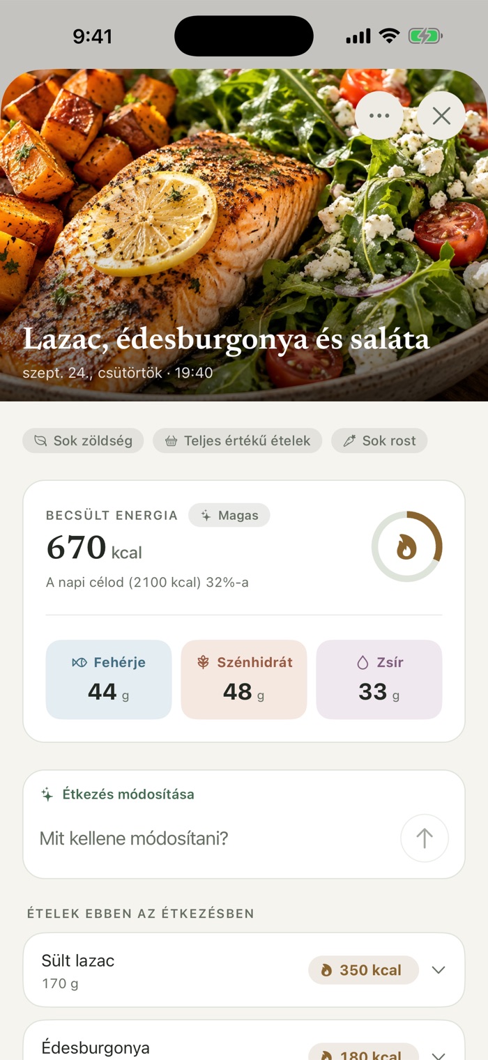 A „Lazac, édesburgonya és saláta” étkezés fotója, alatta 670 kcal-s becslés 44 g fehérjével, 48 g szénhidráttal és 33 g zsírral, valamint az Étkezés módosítása mező.