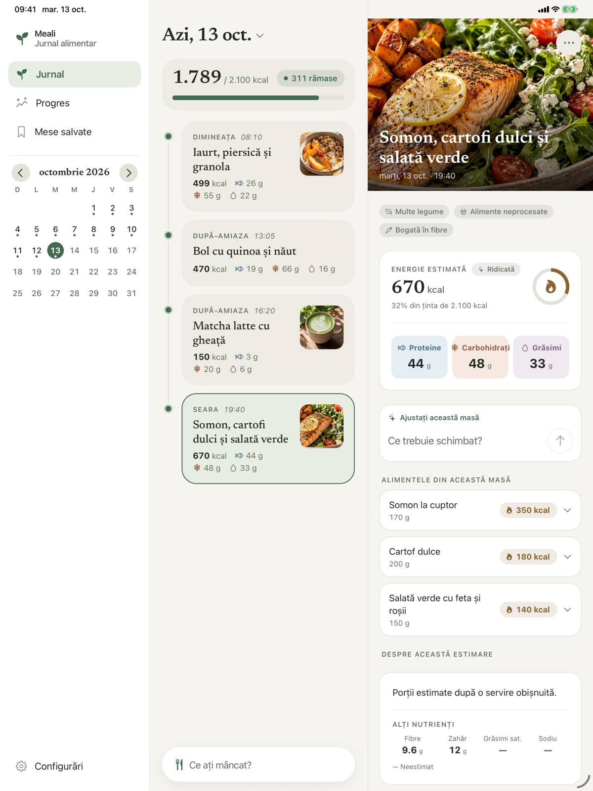 Meali pe iPad arată un calendar, mesele zilei cu 1.789 din 2.100 kcal notate și, alături, masa cu somon, cartofi dulci și salată verde, deschisă, cu estimarea de 670 kcal.