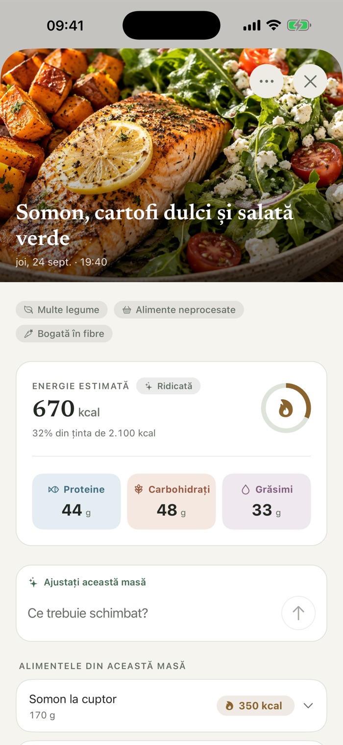 Fotografia unei mese cu somon, cartofi dulci și salată verde, deasupra unei estimări de 670 kcal cu proteine, carbohidrați și grăsimi și a câmpului Ajustați această masă.