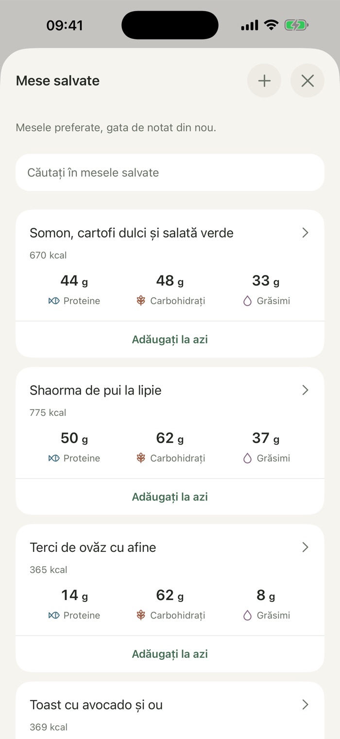 Ecranul Mese salvate listează mese preferate, precum somon cu cartofi dulci și salată verde, shaorma de pui la lipie și terci de ovăz cu afine, fiecare cu calorii, macronutrienți și butonul Adăugați la azi.